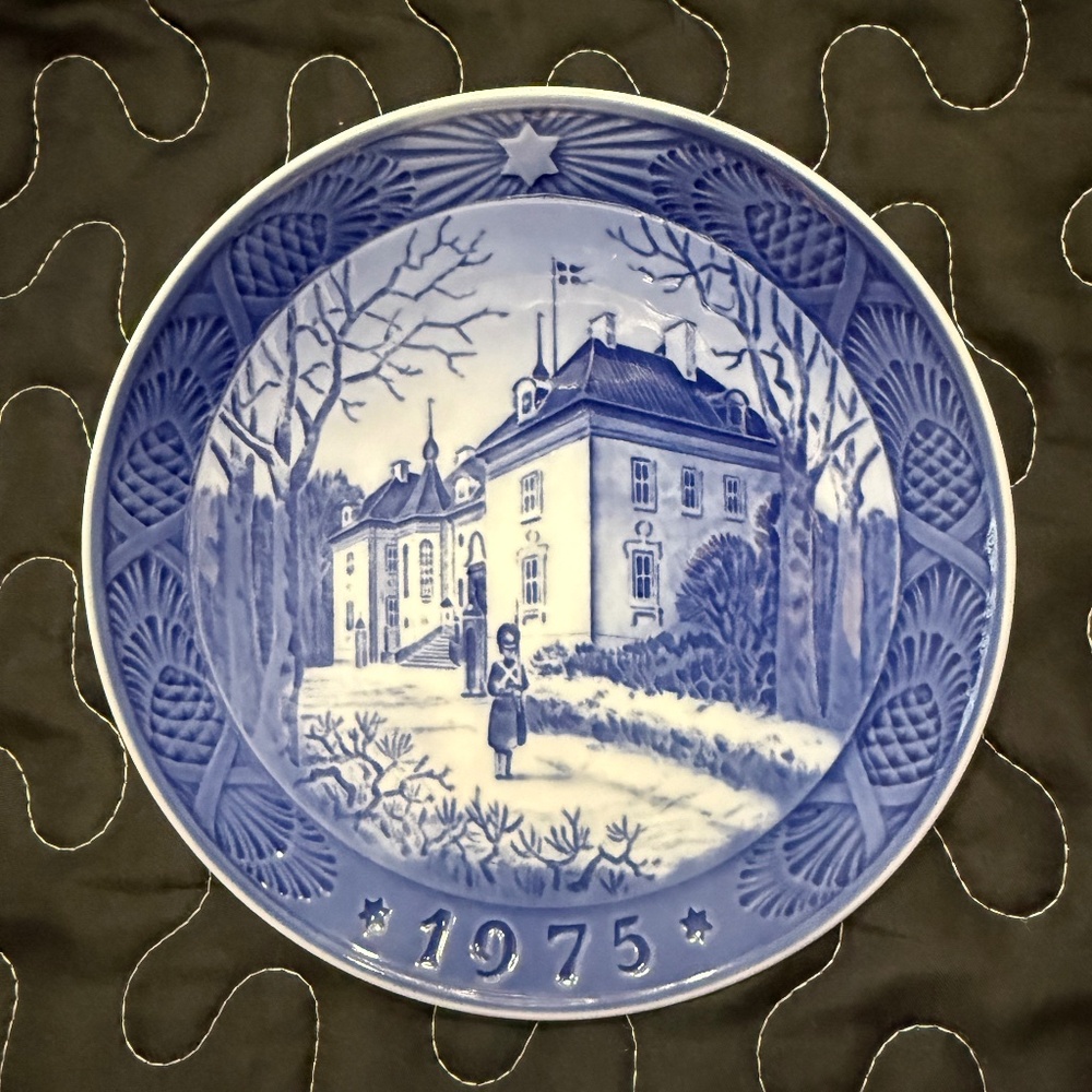 Royal Copenhagen Christmas Plate 1975 "The Queen's Christmas Residence"